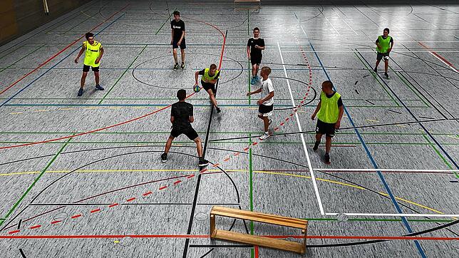 Die C-Jugend der Handballabteilung des TSC Blumberg haben das Training nach Corona wieder aufgenommen. Unser Bild zeigt die Jugendlichen ...