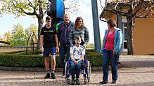 Familie Goppelsröder mit den Geschistern Julian (vorne im Rollstuhl), Marian  (links), Lea (hinten dritte von links) sowie den Eltern ...