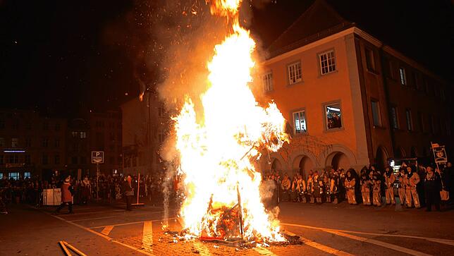 Bild 9: Mit der Fasnachtsverbrennung endet die fünfte Jahreszeit in Konstanz