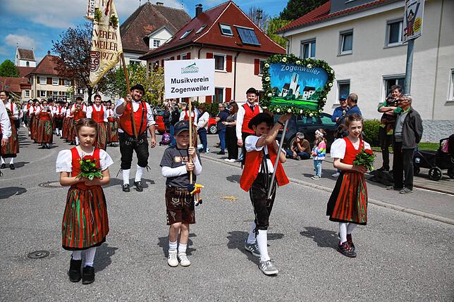 Bild 25: Gute Stimmung beim Jubiläumsumzug des Musikvereins Liggersdorf im Rahmen des Bezirksmusikfestes