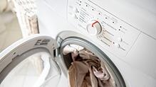 Eine 60-Grad-Wäsche mit Pulver-Vollwaschmittel hilft, Bakterien und Pilze zu beseitigen und Gerüche zu entfernen.