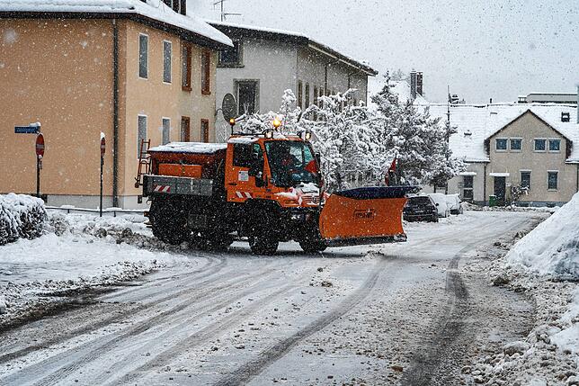 Noch sind die Räum- und Streufahrzeuge der Stadt in den Wohngebieten voll im Einsatz. Allerdings wird diskutiert, den Winterdienst im ...