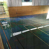 Wasser dringt am Sonntag in die Mehrzweckhalle in Weigheim ein. Sie ist bis auf Weiteres gesperrt.