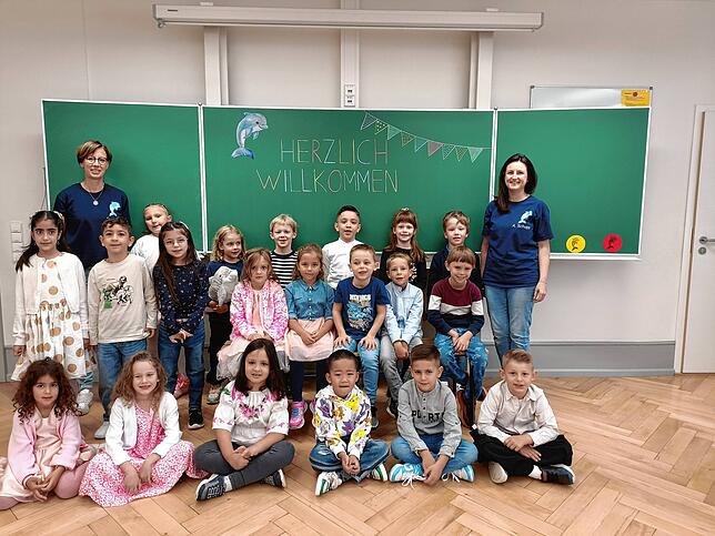 Die Klasse 1b der Klosterringschule mit den Klassenlehrerinnen Stephanie Braun und Andrea Schupp.