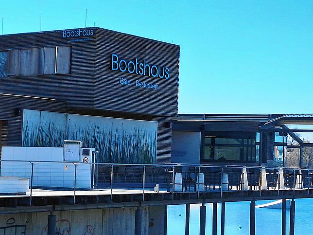 Das Bootshaus im Seepark Linzgau ist alleine schon wegen seiner Lage am Badesee bei vielen Gästen sehr beliebt.