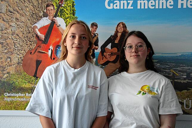 Helen Schmidt und Amélie Mathieu (von links) haben ein Bogy-Praktikum beim SÜDKURIER in Singen absolviert.