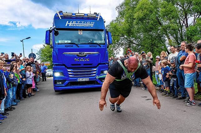 Dennis Kohlruss, der stärkste Mann Deutschlands, zieht einen 16 Tonnen LKW über die Straße.