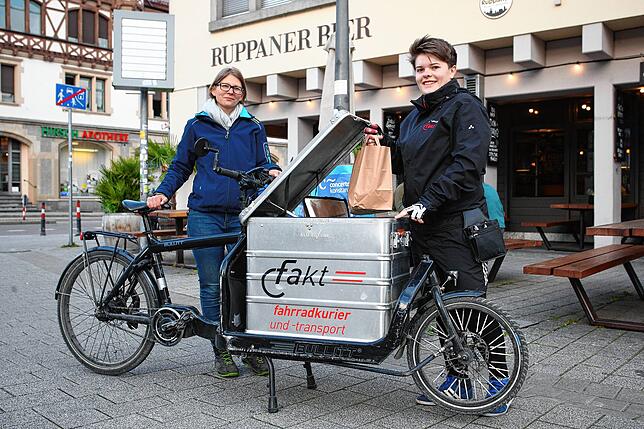 Der Fahrradkurier Fakt – hier (v.l.) Vera Zahmer und Sofie Scheuing – hat viel zu tun. Das Team liefert auch Essen direkt ...