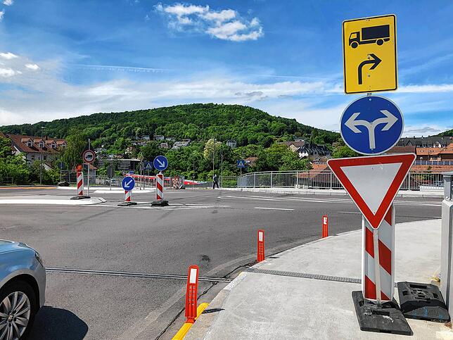 Nur links oder rechts: Die geradeaus führende Spur auf der Brücke wurde zugunsten der Verkehrssicherheit dauerhaft gesperrt.