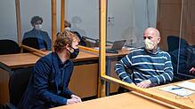 Die angeklagten Stadträte Hannes Rockenbauch (vorne links), Luigi Pantisano (hinten) und Thomas Adler (vorne rechts) sitzen zu Beginn ...