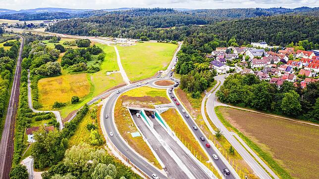 (Archivbild) Blick auf den Tunnel an der Reichenau Waldsiedlung. Kurz vor dem Tunnelportal kam es beinahe zum Unfall, da ein 22-Jähriger ...