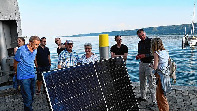 Ein funktionierendes PV-Modell stand am Abend an verschiedenen Stellen vor dem Zollhaus. Die Mitglieder der Zukunftsinitiative ...