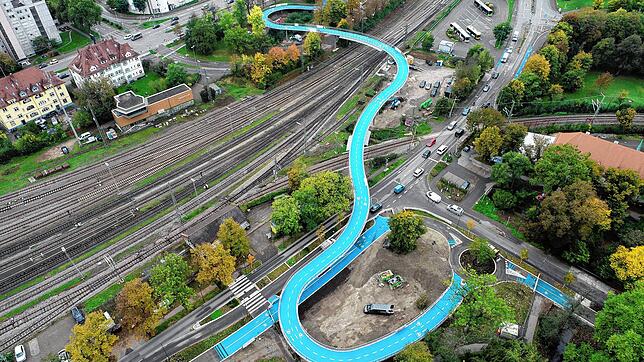 Die neue Brücke sticht mit ihrem leuchtend blauen Belag ins Auge. Sie soll „Ann Arbor Bridge“ heißen, benannt nach Tübingens ...
