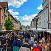 Bei angenehmen Temperaturen lässt es sich auf der Frühjahrsmesse in Villingen gut bummeln. Viele Besucher streifen am Feiertag durch die ...