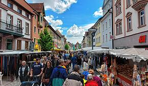 Bei angenehmen Temperaturen lässt es sich auf der Frühjahrsmesse in Villingen gut bummeln. Viele Besucher streifen am Feiertag durch die ...