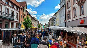 Bei angenehmen Temperaturen lässt es sich auf der Frühjahrsmesse in Villingen gut bummeln. Viele Besucher streifen am Feiertag durch die ...
