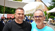 Nach der Karibischen Nacht zeigen sich zwei gut gelaunte Vorsitzende der Dorfgemeinschaft in Mittelstenweiler. Der neue Vorsitzender ...