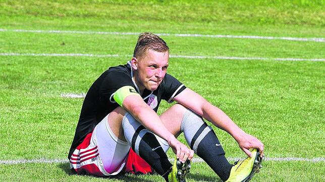 Der Kapitän kann es kaum fassen: Tobias Linsenboll und der SV Deggenhausertal haben am letzten Spieltag durch das 2:2 gegen den SV ...