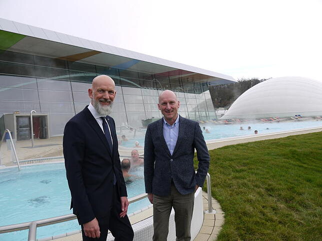 Am neuen Außenwhirlpool: die Geschäftsführer Norbert Reuter (links) und Robert Grammelspacher.