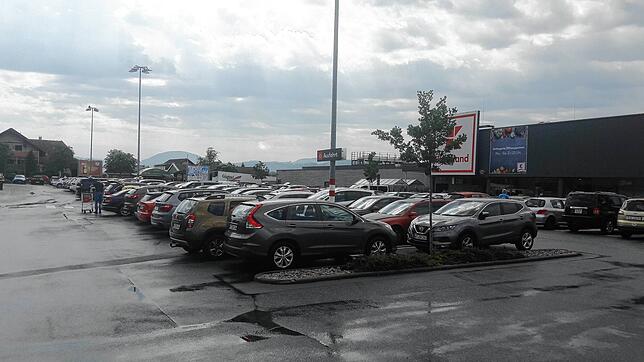 Voller Parkplatz bei Kaufland in Bad Säckingen am Samstagvormittag (Aufnahme vom 27. Juni 2020).