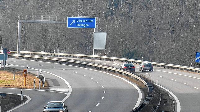 Die A 98 zwischen den Anschlussstellen Lörrach-Ost und Rheinfelden-Mitte in Fahrtrichtung Rheinfelden bleibt weiterhin halbseitig gesperrt.