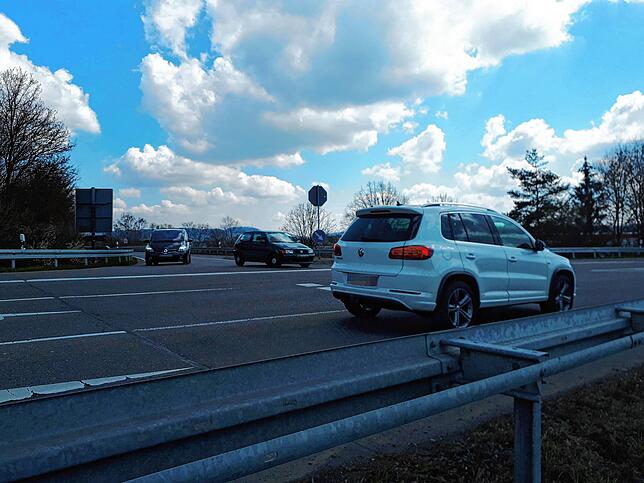 An der Ausleitung aus dem Zubringer entsteht in Stoßzeiten häufig Stau. Die Einfahrt ist erschwert. Das soll sich mit einem Kreisverkehr ...
