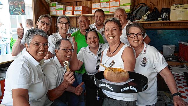 Das Team der Kaujohle hatte ununterbrochen zu tun. Links Lisa Jäger, dritte von links Lena Jäger und vorne Simona Haug mit den anderen ...