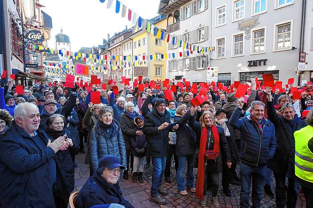 Unzählige Menschen zeigen bei der Kundgebung in der Waldshuter Kaiserstraße dem Faschismus die rote Karte.