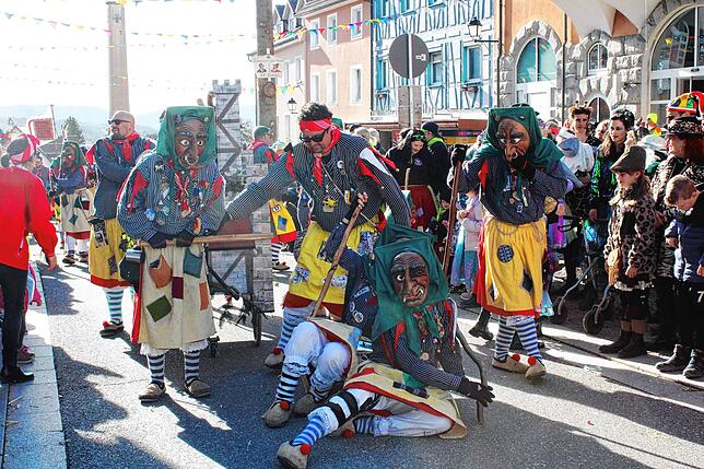 Bild 17: Kinderumzug und Setzen des Kindernarrenbaums in Stockach (Teil 1)