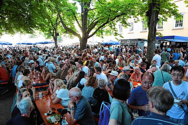 Bild 7: Bilder vom Weinfest Konstanz 2024: Feiern auf dem Stephansplatz