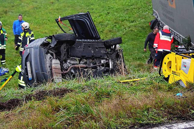 Bild 9: Zwei Personen nach Frontalkollision schwer verletzt