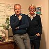 Jan Zeitler und Annette Stoll-Zeitler in der Diele ihres Hauses. Die Kommode hat Stoll-Zeitler von ihren Großeltern geerbt. Auf der ...