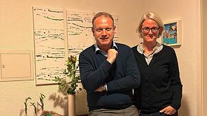 Jan Zeitler und Annette Stoll-Zeitler in der Diele ihres Hauses. Die Kommode hat Stoll-Zeitler von ihren Großeltern geerbt. Auf der ...