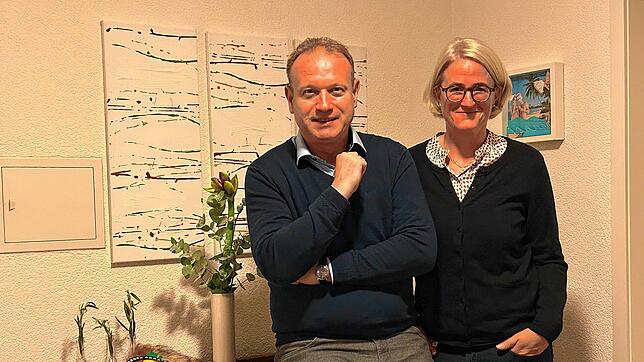 Jan Zeitler und Annette Stoll-Zeitler in der Diele ihres Hauses. Die Kommode hat Stoll-Zeitler von ihren Großeltern geerbt. Auf der ...