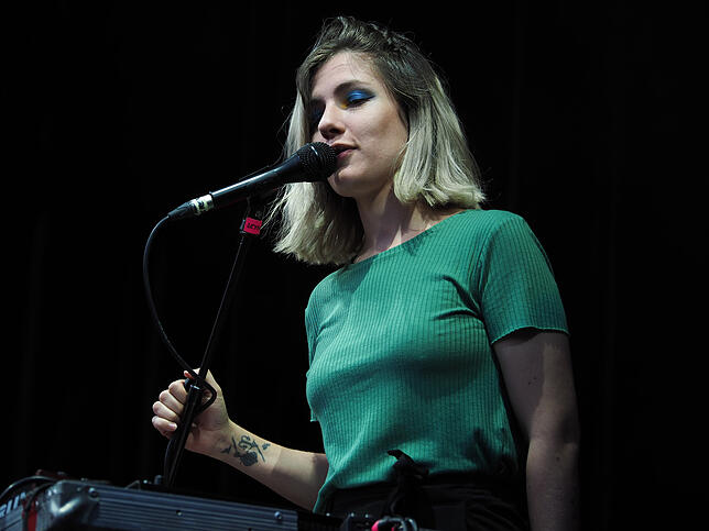 20:05 Uhr: Sophie Lindinger ist die eine Hälfte des Wiener Duos Leyya. Die Musik ist elektronisch und ein wenig in sich selbst gekehrt, ...