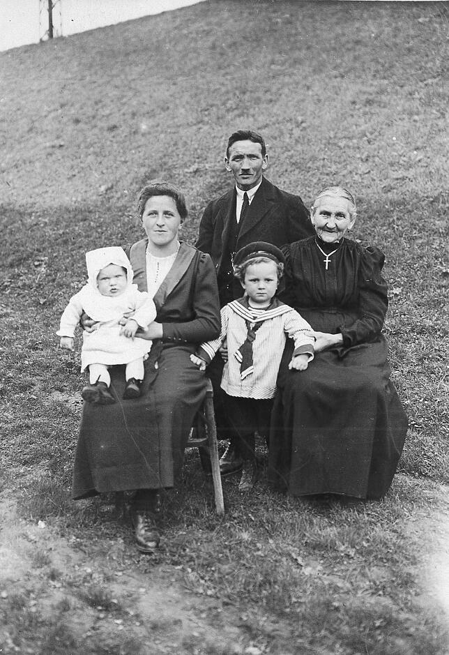 Die Familie von Walter Thomann im Jahr 1926. Er arbeitete im Magazin der Weck. Hugo Thomann ist der Bub im Matrosenanzügle.