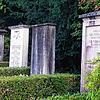 Ein Ort der Stille ist der parkähnliche Friedhof am Hörnli in Riehen mit seinen alten, teils verwitterten Grabmalen. Bilder: Jürgen Scharf