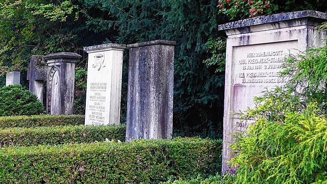 Ein Ort der Stille ist der parkähnliche Friedhof am Hörnli in Riehen mit seinen alten, teils verwitterten Grabmalen. Bilder: Jürgen Scharf