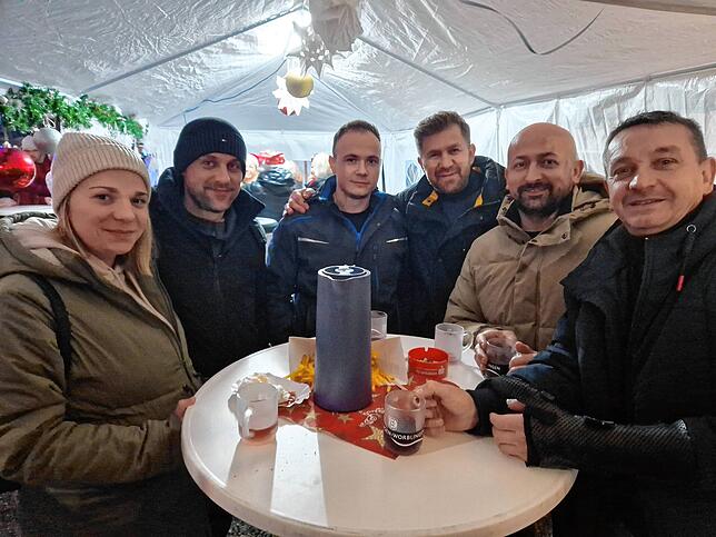 Der Fußballverein HSK Croatia Singen war auch mit einem Stand vertreten. Zu kaufen gab es an dem Stand unter anderem Plätzchen, Pommes ...