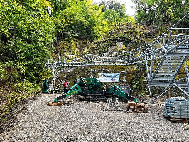 Mit dem Raupenkran kommen die großen Bauteile in die Höhe.