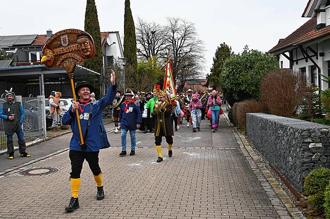 Bild 3: Katzenzunft und zahlreiche Gäste feiern im Dorf