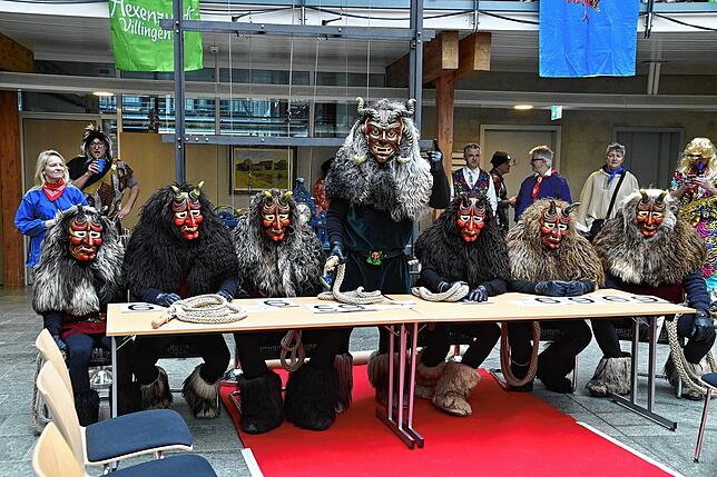 Bild 24: Fasnacht 2025: Hexen rollten im Villinger Landratsamt den roten Teppich aus - Die schönsten Bilder!