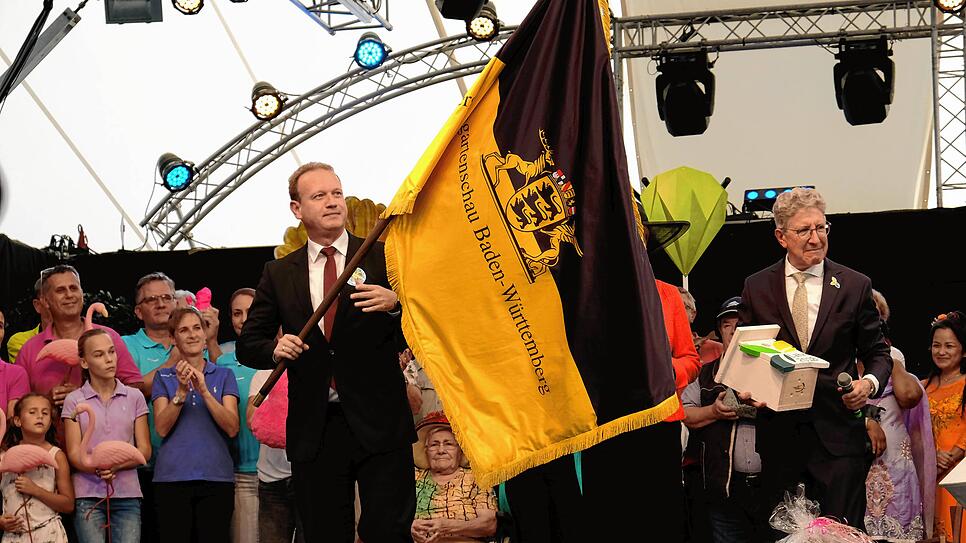 Er hat sie: OB Jan Zeitler stolz nach dem Empfang der offiziellen Landesgartenschau-Fahne.