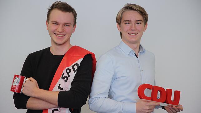 Ein Schulterschluss fürs Foto: Tim Strobel (links) und Tizian Mattes beim Gesprächstermin in der SÜDKURIER-Redaktion.