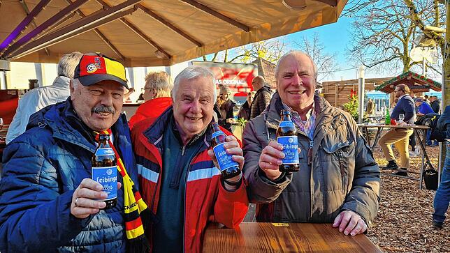 Eddy Buck, Sepp Steidle und Albert Weber stoßen auf die WM an.