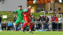 Kalt erwischt: Marcel Reichenbach (rechts, gegen Massimo De Franco) und der FC Schlüchttal lagen beim favorisierten SV Herten schon mit ...