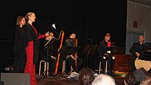 Mit Gesang, Flötenspiel und Perkussion entführte „Flauto Consort“ aus Freiburg das Publikum in die Welt der Weihnachtsmusik. Bild: Herry ...
