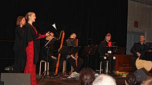 Mit Gesang, Flötenspiel und Perkussion entführte „Flauto Consort“ aus Freiburg das Publikum in die Welt der Weihnachtsmusik. Bild: Herry ...