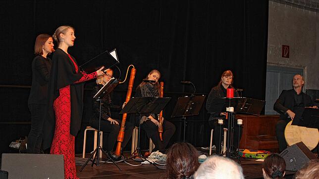Mit Gesang, Flötenspiel und Perkussion entführte „Flauto Consort“ aus Freiburg das Publikum in die Welt der Weihnachtsmusik. Bild: Herry ...