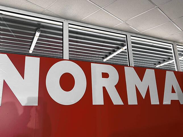 Der erste Norma-Schriftzug hängt bereits.